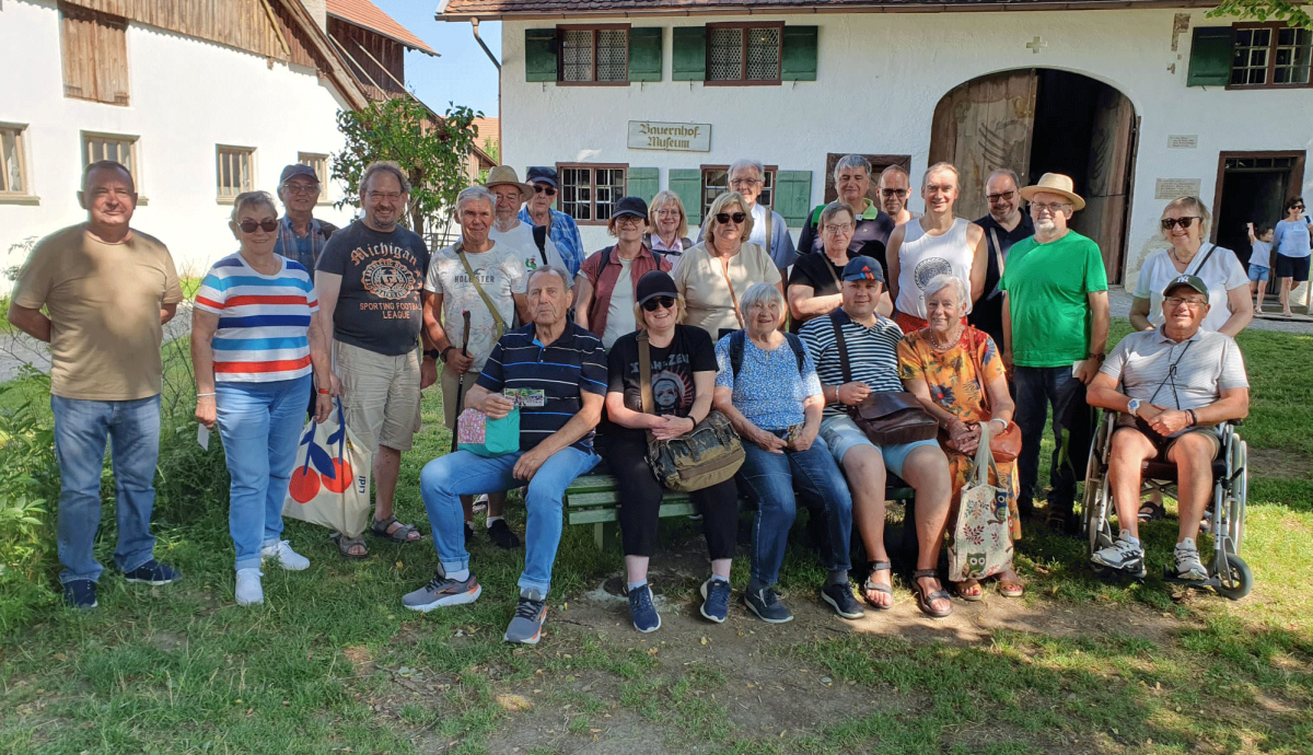 die Seminarteilnehmenden vor dem Bauernhofmuseum Illerbeuren
